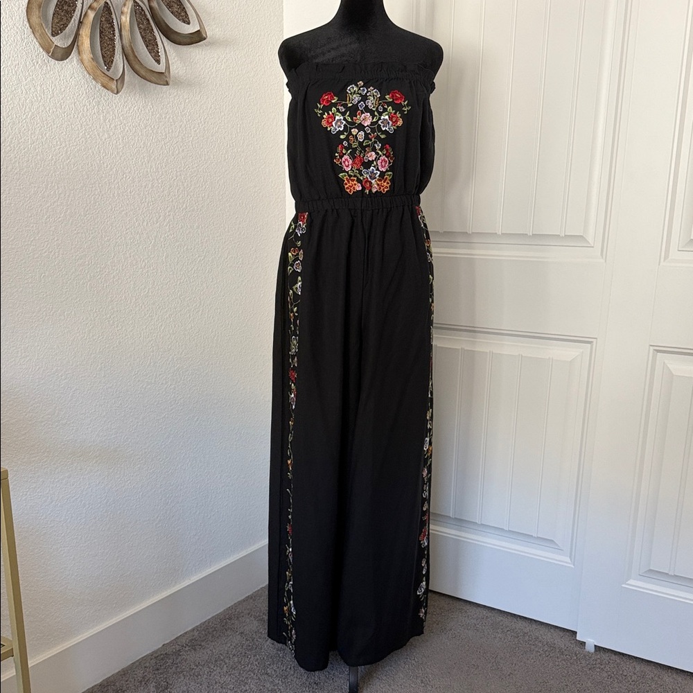 Black Floral Embroidered Jumpsuit 🌺🥀🌸 (NWOT)
